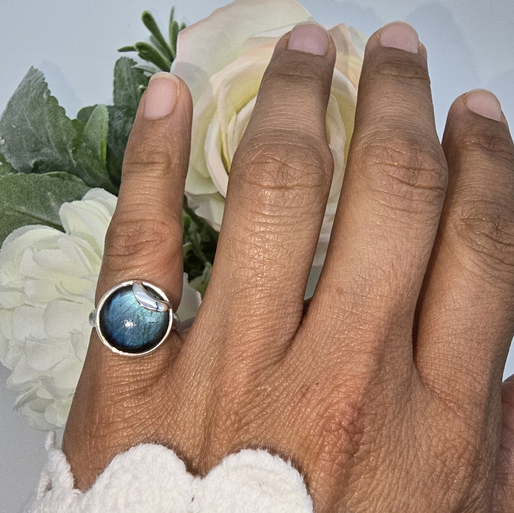 🥰 GLOWING MOON RING - Picture 3 of 9